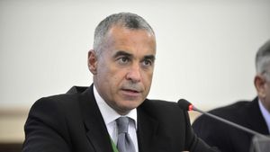 Ies la suprafață scheletele din dulap în cazul susținătorilor din umbră ai lui Călin Georgescu. Cine sunt cei care au promovat de ani buni candidatul pentru care fac campanie acum fotbaliștii Tănase și Coman