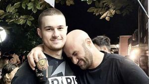 Mihai Bendeac, mesaj superb, în direct, pentru fratele său, după ce fostul director de comunicare de la Dinamo și-a dat demisia. „Smoked wiskey, tartine cu pește afumat și unt, ouă umplute... am zis să las meniul pe care mi-ar plăcea să-l găsesc în loja de protocol la meciurile de Champions League”. VIDEO&FOTO EXCLUSIV