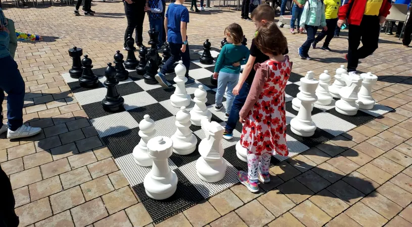 Rege și pion la mall! Turneul de șah Uriașii Minții a adunat pasionați de șah de toate vârstele la Galați!