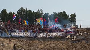 Fanii își iau adio de la vechiul stadion Steaua. "Fugeam de acasă pentru a veni la tine, acum te distrug și rup o parte din mine". Scaunele și gazonul, ca suveniruri! Tatuaj spectaculos dedicat lui Lăcătuș | FOTO & VIDEO 
