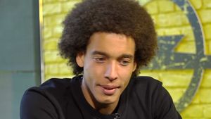 Accidentare stupidă! Axel Witsel nu mai poate juca până la finalul anului după ce a căzut în casă. Jucătorul de la Borussia a fost supus unei operații