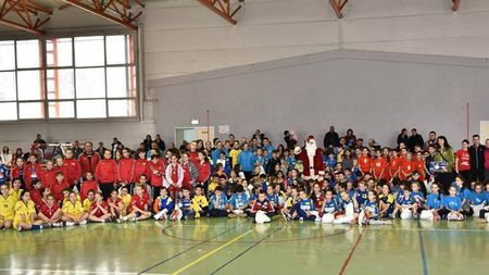 Zâmbete pe semicerc! 500 de "năzdrăvani" au fost prezenți la Festivalul de minihandbal de la Tg. Mureș. S-a jucat handbal fără a se ține scorul