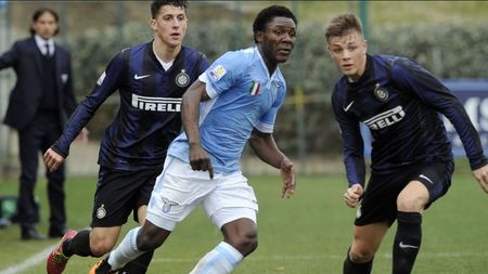 Tinerețe fără bătrânețe pentru un fotbalist de la Lazio. Povestea fascinantă a camerunezului de 17 ani care arată de 40 