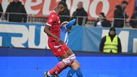 Fază controversată în Universitatea Craiova - Dinamo București. Szabolcs Kovacs a dat penalty pentru olteni după ce Boateng l-a „busculat” pe Alex Mitriță