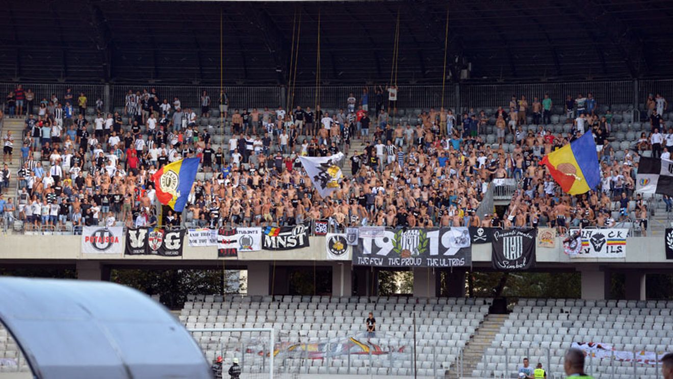 Și Universitatea Cluj a luat-o de la capăt! VIDEO | Ardelenii au debutat în Liga 4 cu o victorie la scor, 12-0: "Cum curge Someșul printre Carpați, echipa noastră n-o s-o desființați"