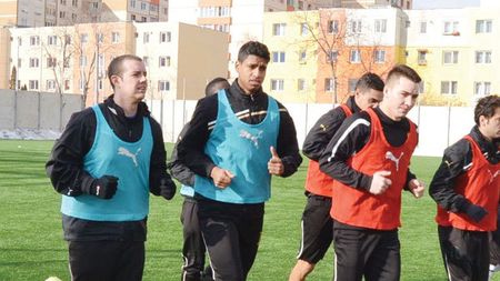 Doar în Liga 1!** Jucătorii au crezut că e o glumă când au văzut cine se antrenează lângă ei! "Era cam... masiv!" Echipa care a adus în probe un fotbalist de 100 de kg: