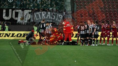 FOTO Claudiu Niculescu, accidentare foarte gravă!** A fost scos pe targă, cu masca de oxigen pe față și dus direct în salvare