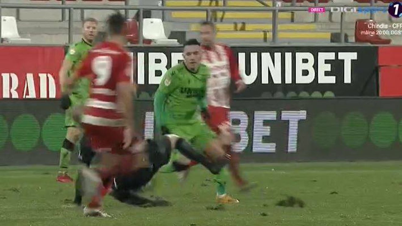 Arbitrul Cătălin Popa, faza meciului UTA - Dinamo! A alunecat pe teren și i-a încurcat pe jucători | FOTO
