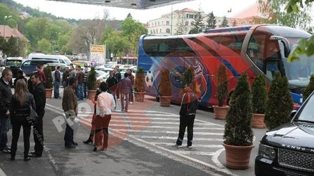 FOTO Steliștii, așteptați de fani în fața hotelului!** Răducan: "Sper să nu ajungem la penalty-uri"