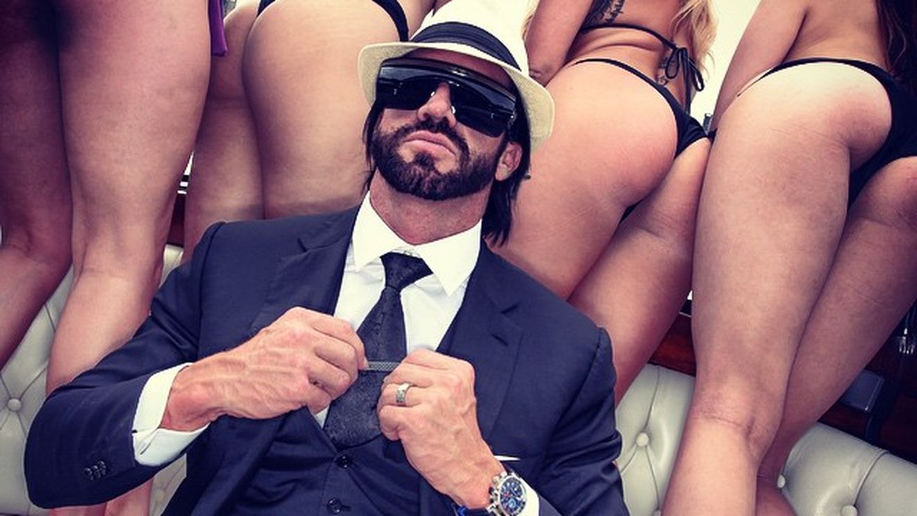 Fostul jucător de fotbal este noul rege al tutunului din Australia! Candyman are o avere de peste 240 de milioane de dolari și organizează adevărate orgii cu „zeițe” ale frumuseții la conacul său de lux | GALERIE FOTO