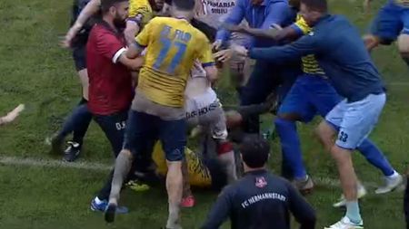 Moment halucinant în minutul 90 al partidei Hermannstadt - Dunărea 2-1! Blănaru l-a târât efectiv pe Benzar pe teren sub privirile jucătorilor: a primit cartonașul roșu pentru gestul său 