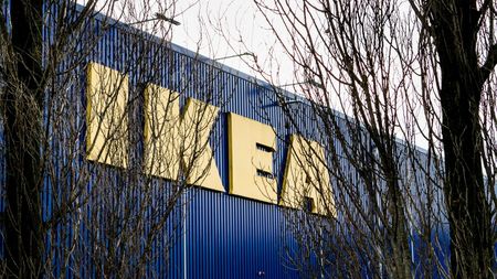 Un milionar celebru își face cumpărăturile din IKEA. Nu le-a venit să creadă când l-au văzut în magazin