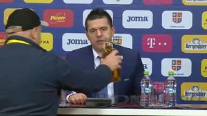 Moment "altfel" la conferința de presă: Contra a fost așteptat cu o sticlă de palincă. Reacția selecționerului :)