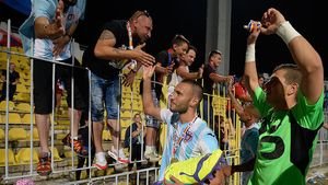 Astra, încurajată la Târgu Mureș de suporterii lui ASA. Mureșenii au cântat "campionii, campionii" înainte de meciul direct