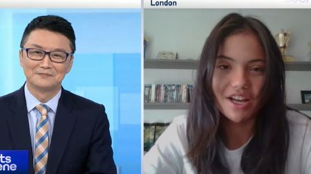 Emma Răducanu a vorbit despre Simona Halep în direct la televiziunea publică chineză: „Mi-a dat un mesaj care a însemnat enorm!" Dezvăluiri sincere ale campioanei de la US Open | VIDEO