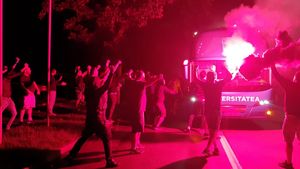 Atmosferă incredibilă la Craiova, după victoria cu FC Botoșani! Galeria echipei din Bănie a aşteptat jucătorii la cantonament cu torțe | VIDEO & FOTO