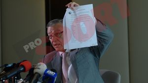 Reacția lui Mircea Sandu după ce DNA a descins la sediul FRF, pentru a ancheta primele încasate după câștigarea procesului cu Loteria. "E aceeași situație cu cea din 2016. Diferența e că în 2011 Comitetul Executiv era legal, pe când în 2016 - nu"