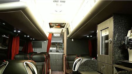 FOTO SPECTACULOS | Lux cât cuprinde. Cum arată șapte dintre cele mai luxoase autocare ale echipelor de fotbal. În ce condiții călătoresc jucătorii Barcelonei