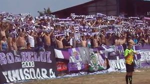 VIDEO: Cum scapă ultrașii de caniculă? Show în Liga a IV-a din Timiș! Imagini spectaculoase