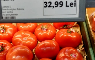 O femeie din Cluj-Napoca a cumpărat 1 kg de „roșii țărănești” din supermarket. Ajunsă acasă, a înlemnit: Ce a găsit în interiorul roșiilor