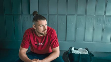 „Mă simțeam imbatabil și, într-o milisecundă, am fost adus cu picioarele pe pământ”. Radu Drăgușin dezvăluie cum l-a schimbat accidentarea gravă de la genunchi