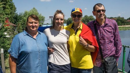 Puterea canotajului, puterea credinței. Cum a ajuns Tabita Maftei campioană mondială în simplu, după ce s-a pregătit jumătate de an pentru altă probă. Sportiva de 18 ani provine dintr-o familie cu 11 frați și s-a născut în același loc din Bucovina ca și Elisabeta Lipă
