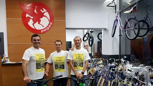 Trei români vor să traverseze Deșertul Atacama și vulcanul Ojos Del Salado pe biciclete Pegas