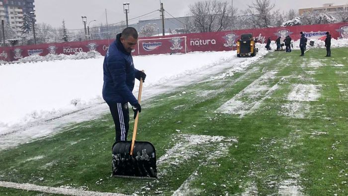 Jucătorii de la Rapid și U Cluj au dat împreună zăpada de pe teren! Costel Enache a trecut și el la lopată | FOTO & VIDEO EXCLUSIV