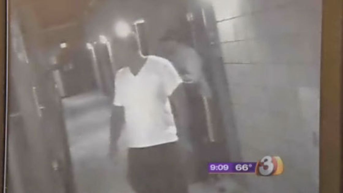 VIDEO INCREDIBIL** Doi jucători de fotbal își jefuiesc un coechipier