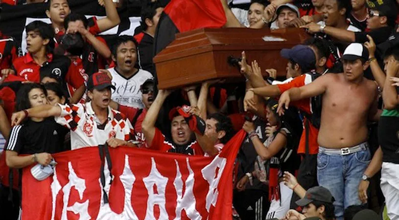 Suporterii unei echipe columbiene au dus pe stadion un sicriu în care se afla cadavrul unui fan