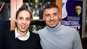 Stelista Mihaela Buzărnescu și dinamovistul Ionel Dănciulescu au făcut echipă în fața liceenilor: „Sper că am fost un exemplu” | FOTO