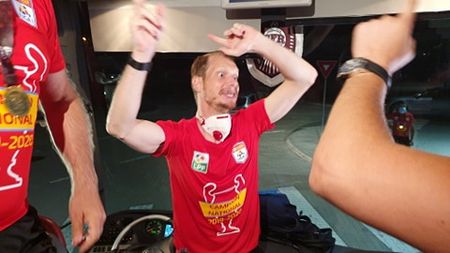 Arlaukis și-a luat deja viteză de la Cluj! A „furat” autocarul și a dat drumul petrecerii: „Merg spre al 6-lea titlu!” Imagini fabuloase cu portarul CFR-ului | VIDEO