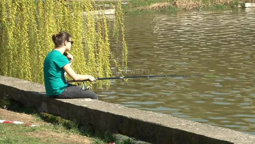 VIDEO | O femeie a pescuit un păstrăv cu două guri