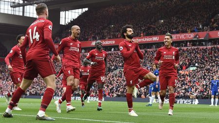 Derby-ul lui Mane și Salah! Liverpool bate Chelsea, egipteanul marchează un gol fabulos și "cormoranii" revin pe primul loc în Premier League. Programul până la final