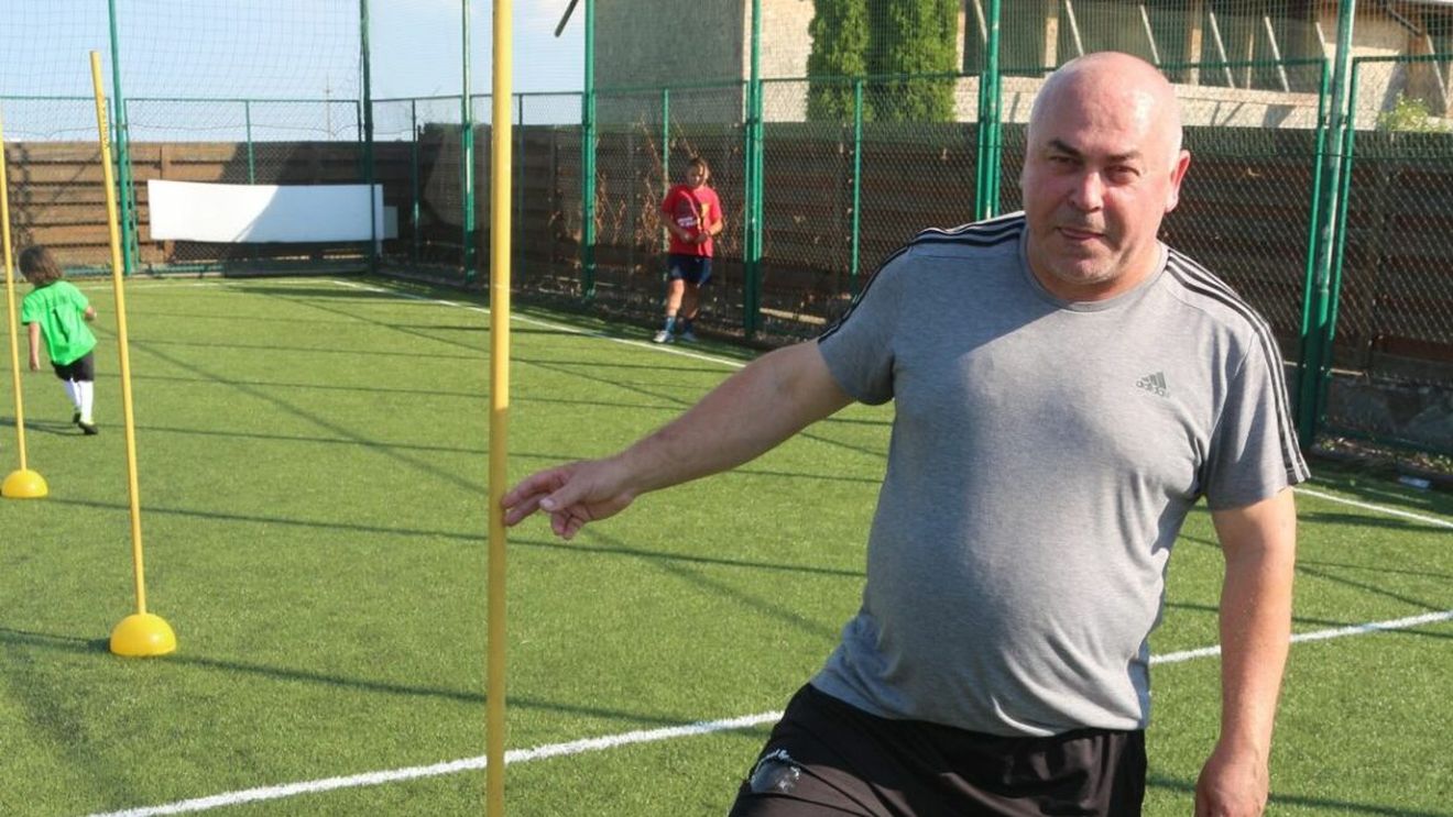 „La FRF e dictatură. Burleanu e din același film cu Mircea Sandu. S-au schimbat doar actorii. Când prinzi ciolanul, nu-i mai dai drumul”. Florin Axinia realizează o radiografie dură a fotbalului românesc și e revoltat de modul în care se constituie loturile naționale de juniori: „Am văzut cum se fac selecțiile prin țară” | FOTO&VIDEO EXCLUSIV