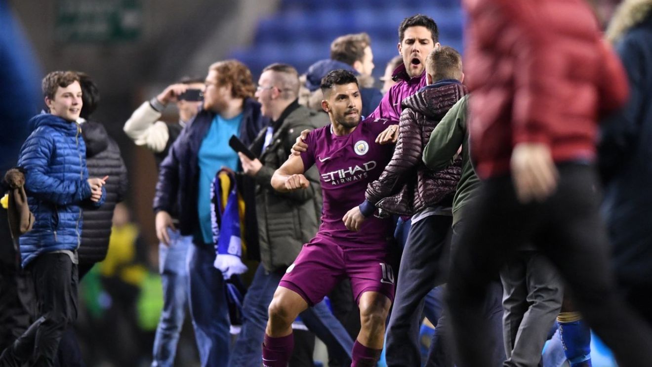 Kun Aguero a scăpat basma curată după ce a lovit un suporter la finalul meciului din Cupa Angliei