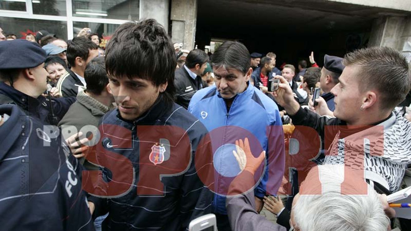 FOTO / Steliștii, asaltați de fani!