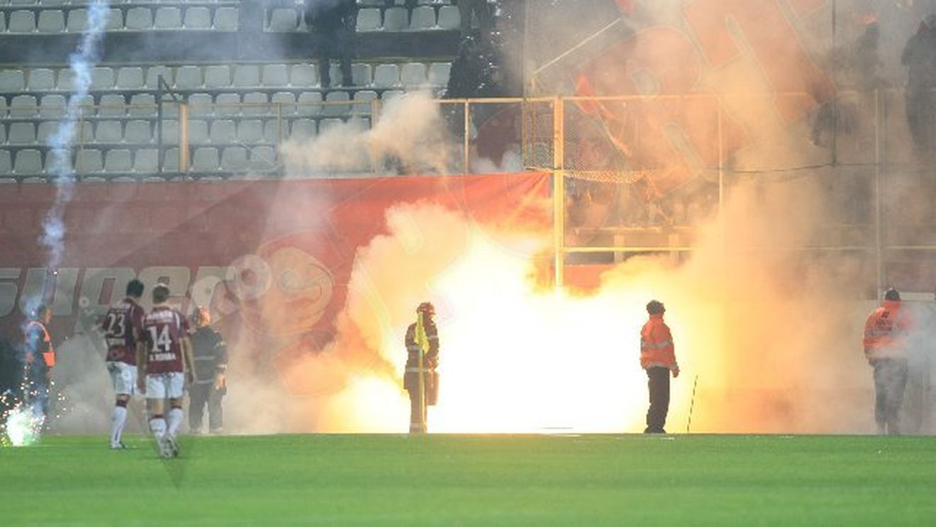 FOTO Steliștii și-au dat din nou în petec!** Meciul a fost întrerupt după ce fanii au aruncat cu petarde în teren! Galeria a fost evacuată!