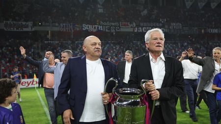Mai multe legende ale Stelei, numite ”copilașii” lui Valentin Ceaușescu de Lăcătuș și Balint: ”S-au adunat pe lângă dânsul”