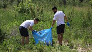 Universitatea Craiova l-a trimis pe „renegatul” Ionuţ Vînă să strângă gunoaie la râul Jiu!