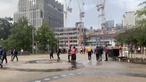 Ploaie torențială la Londra înainte de West Ham - FCSB! Suporterii români au început să se adune la stadion | VIDEO EXCLUSIV