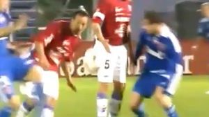 Vă mai aduceți aminte de gestul lui Zidane din finala CM 2006?** El l-a copiat perfect pe Zizou VIDEO