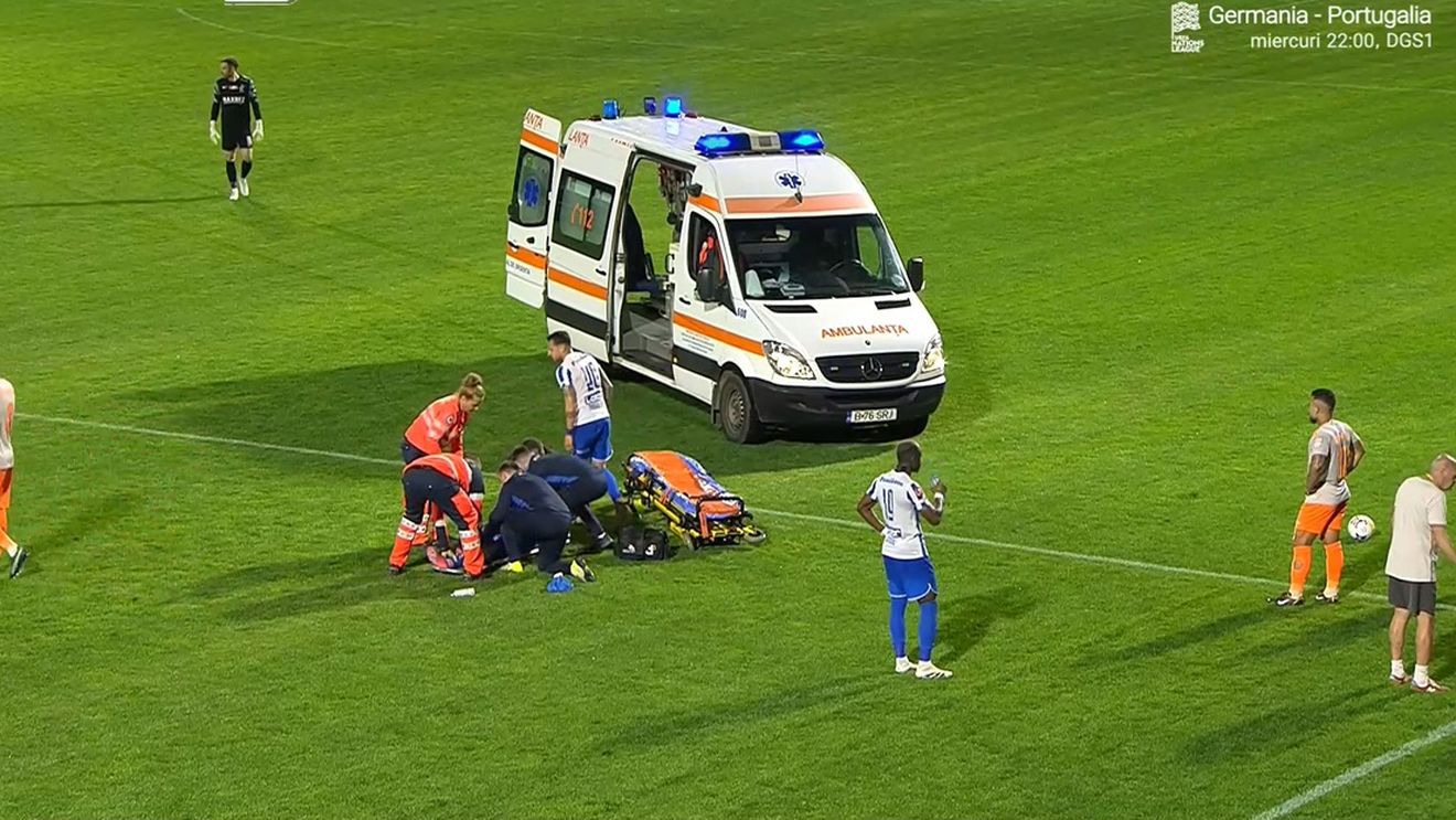 Momente horror la barajul Metaloglobus - Poli Iași! S-a ciocnit cu un adversar și și-a zdrobit genunchiul: și-a pus mâinile la ochi ca să nu vadă și ambulanța l-a dus de urgență la spital