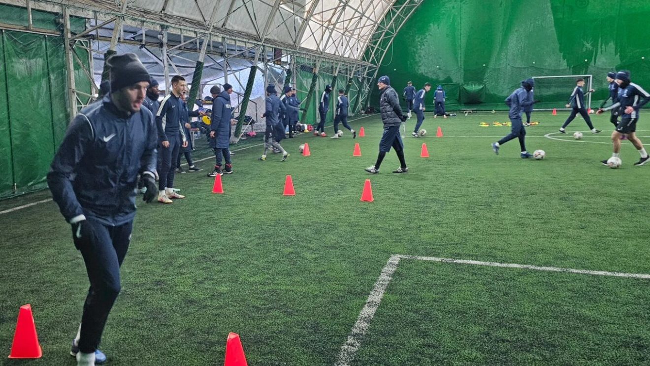 Ieșenii fug din calea viscolului! Poli Iași se mută la București, unde va sta până la meciul cu Sepsi. Elevii lui Leo Grozavu s-au antrenat în ultimele zile în sală, la piscină și în balon