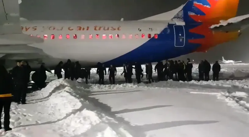 VIDEO și FOTO | Sapă ca să scapi. Englezii au venit să joace în România, au ajuns să dea la lopată la stadion, iar în cele din urmă au deszăpezit și pista aeroportului din Timișoara. Imagini antologice