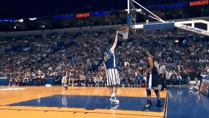 GIGANTIC! ** VIDEO/ E poreclit "Tiny" și e cel mai înalt sportiv din lume: dă "slam dunk" de pe picioare