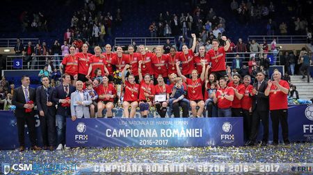 Fetele de la CSM București și-au primit tricourile de campioane. Alin Petrache: "Vom mai aduce 1-2 jucătoare, dar le vom anunța între cele două meciuri din sferturi!". Cine este campioana titlurilor în România din lotul CSMB