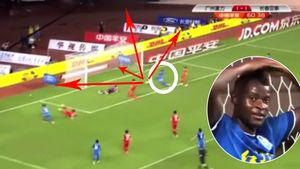 VIDEO FABULOS! Bokila e singur cu toată poarta goală în față, la 3 metri! Unde se duce mingea șutată de fostul golgheter al Petrolului?