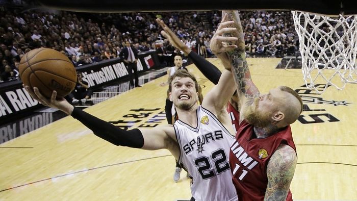 Beat the Heat. Spurs a câștigat primul meci al finalei cu Miami într-o adevărată saună