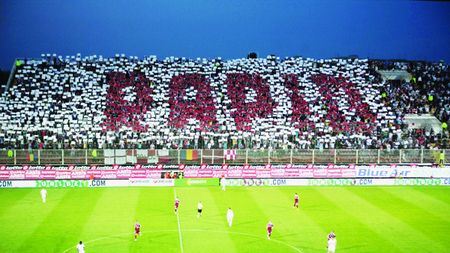 Mesajul fanilor giuleșteni pentru Răzvan Lucescu:** "Cu noi bați Bosnia și scapi de șacali"